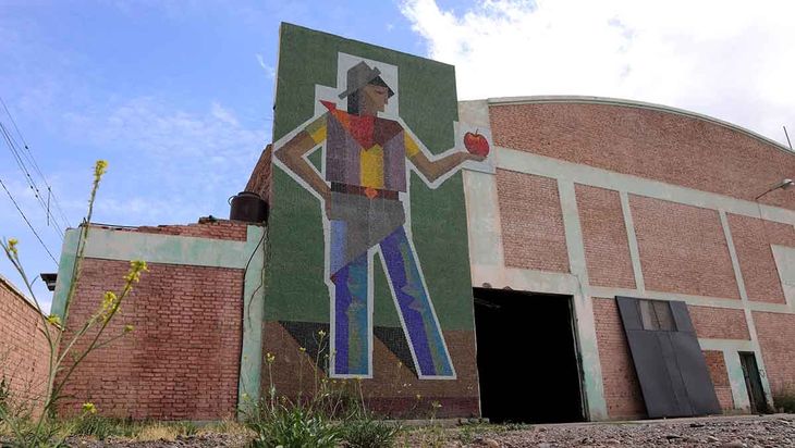 Mural de Aurelio Friedrich en el predio de Fruticultores Unidos de Plottier. Mural de Aurelio Friedrich en el predio de Fruticultores Unidos de Plottier.