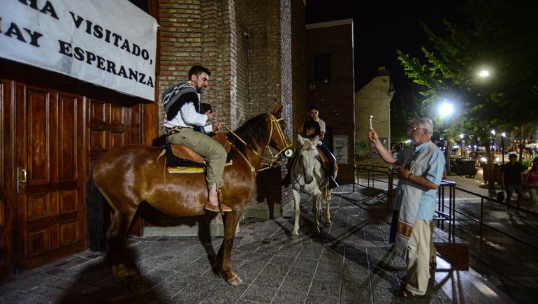 Travesía de amor y fe: a caballo desde Neuquén a Las Ovejas por una promesa