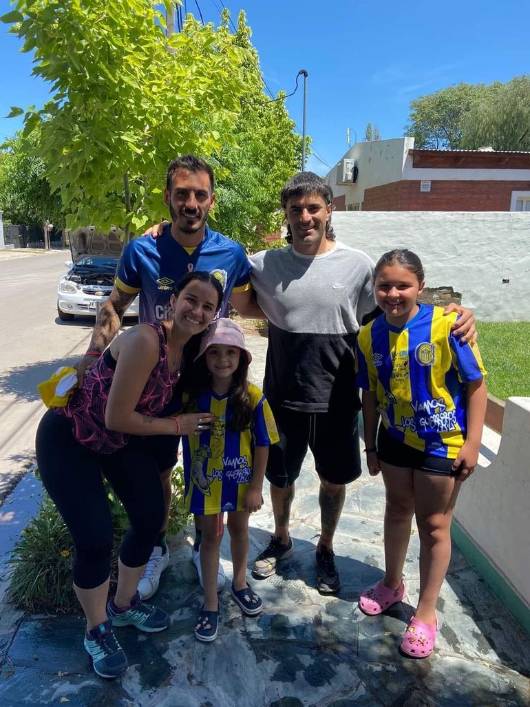 El 2 de enero, Mauricio Villa y su familia pudo conocer al 10 de Rosario Central que se consagró campeón de la Copa de la Liga 2023. El 2 de enero, Mauricio Villa y su familia pudo conocer al 10 de Rosario Central que se consagró campeón de la Copa de la Liga 2023.