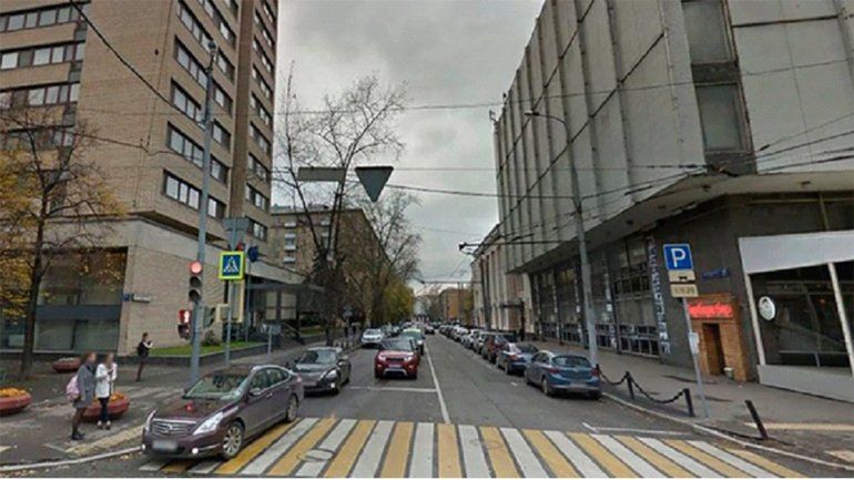 Un ruso se tiró desnudo de un edificio y cayó arriba de un grupo de argentinos