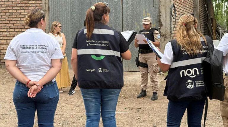 Se inició una investigación por presunta trata de personas en una chacra de Centenario.
