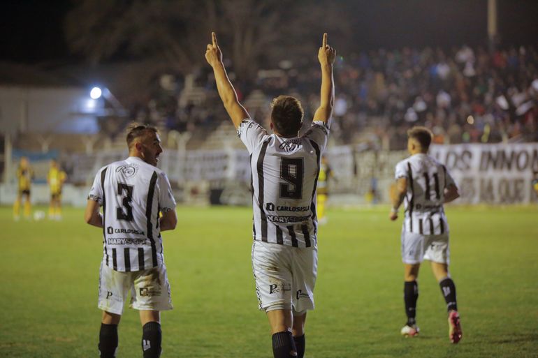 El festejo del goleador de Cipolletti