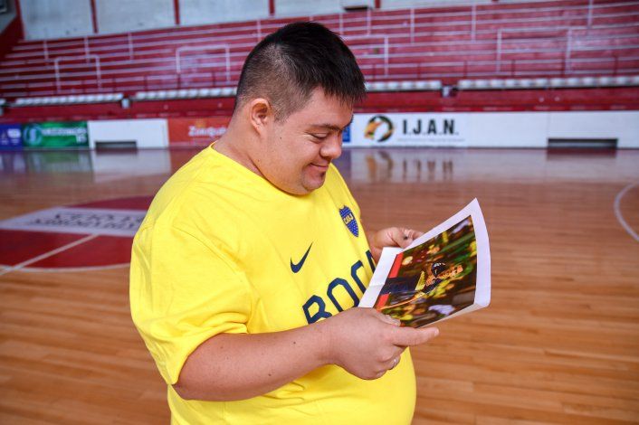 Panchito con una imagen e su gran ídolo.