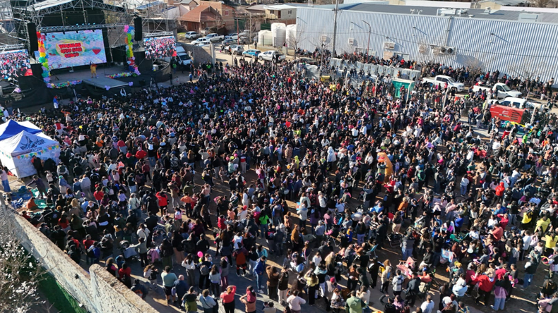 Enorme fiesta del sindicato petrolero en Cinco Saltos: Piñón Fijo hizo vibrar a 12 mil personas