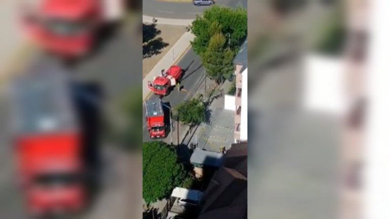 Extraño incendio en el balcón de un edificio del corredor Leloir
