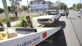 Autos abandonados, la postal decadente de las calles de Neuquén: inminente propuesta para removerlos