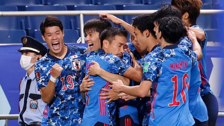 Japón derrotó 2-0 a Australia y se metió en la Copa del Mundo.