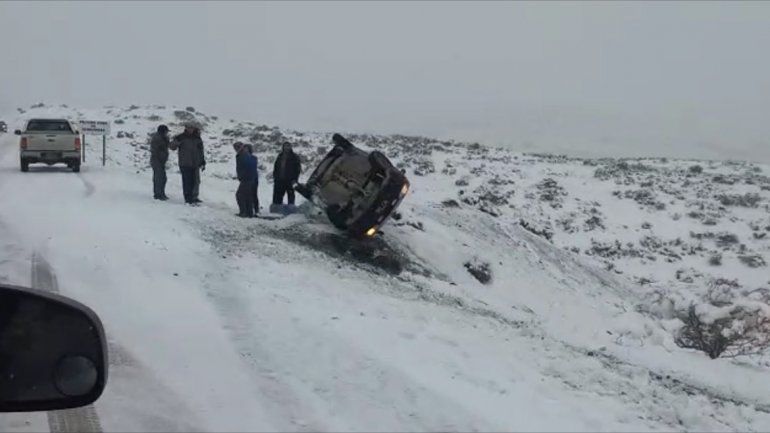 Perdió el control por la nieve y volcó con su auto