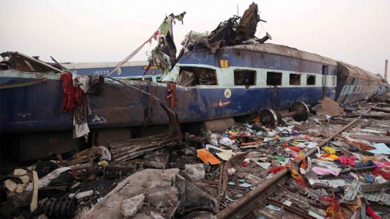 Descarriló un tren en la India y murieron 36 personas