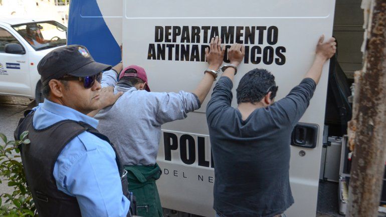 Detuvieron a dos jóvenes con porros y un arma en pleno centro