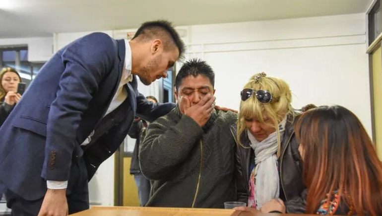 Los padres de Noemí, al escuchar la sentencia. Los padres de Noemí, al escuchar la sentencia.