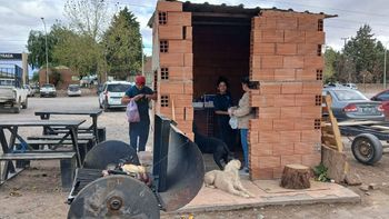 las razones del municipio de centenario para derrumbar el puesto de choripanes