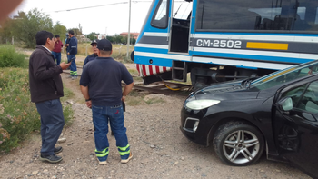 El Tren del Valle chocó con un auto particular. El Tren del Valle chocó con un auto particular.