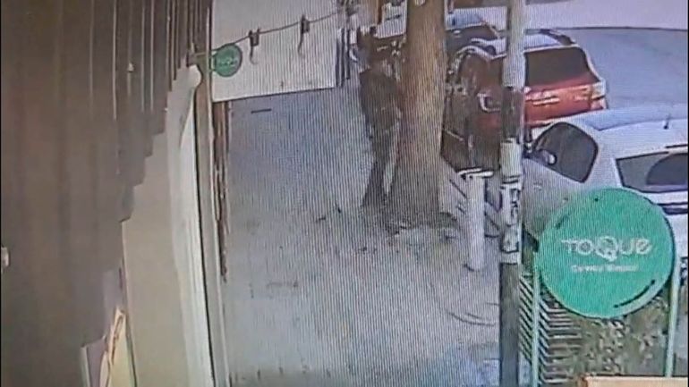 El ladrón se escondió detrás de un árbol