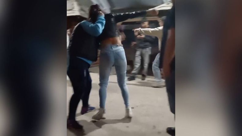 El video viral de una brutal pelea entre jóvenes en Villa La Angostura: lo qué se sabe