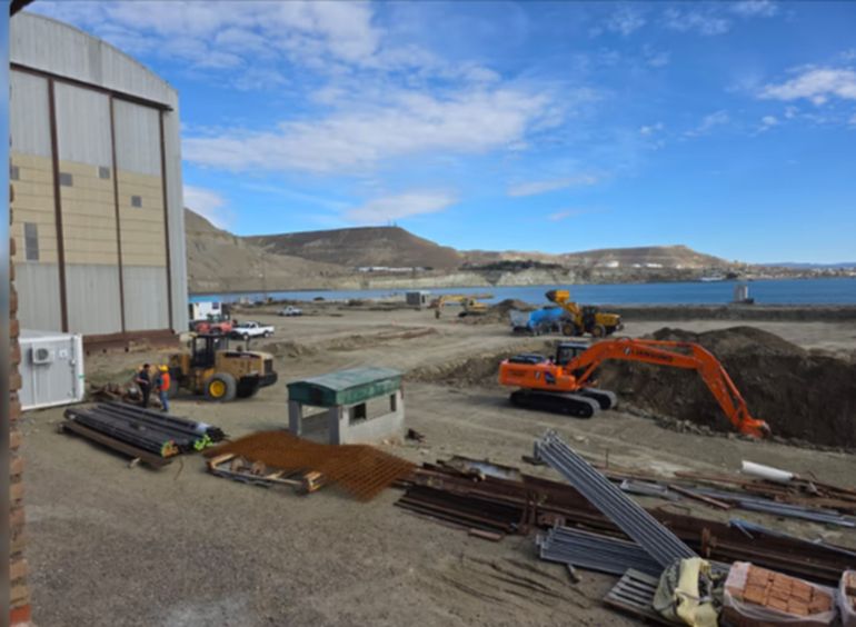 Resuelto el imprevisto, las obras avanzan a buen ritmo en el astillero de Comodoro Rivadavia. Resuelto el imprevisto, las obras avanzan a buen ritmo en el astillero de Comodoro Rivadavia.