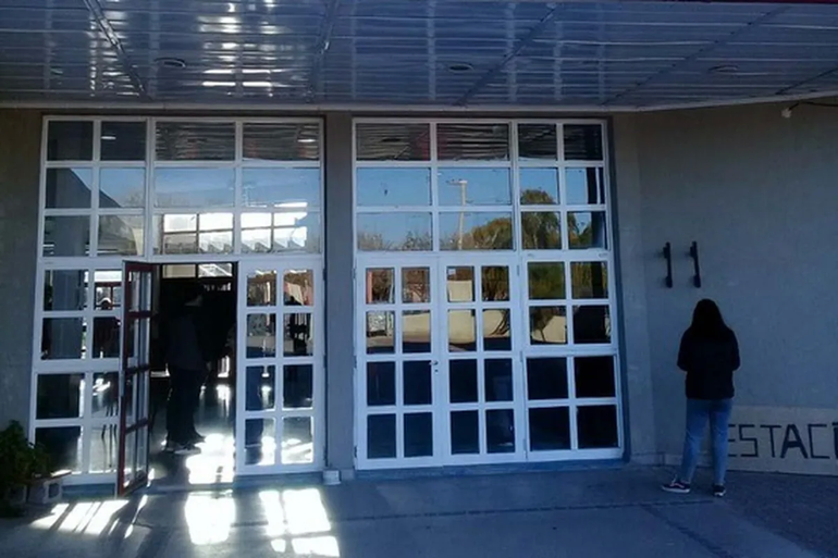 Pánico en un colegio: un hombre ingresó armado y baleó a una docente