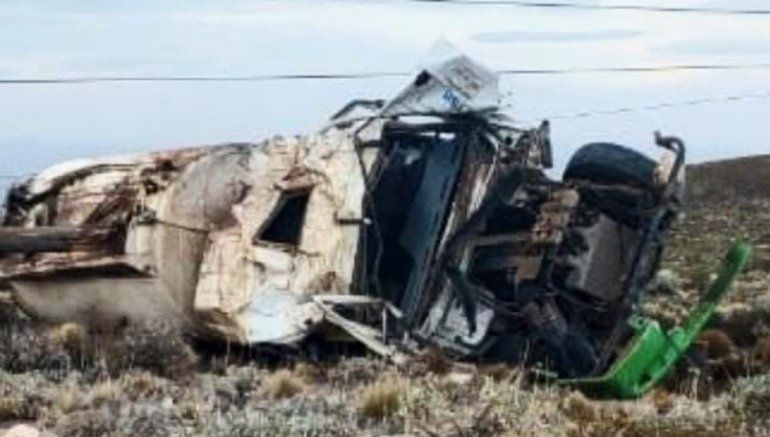Tremendo vuelco de un camión petrolero: dos trabajadores graves