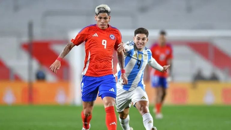 Carlos Palacios con la camiseta de Chile Carlos Palacios con la camiseta de Chile