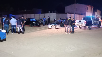 vecinos quemaron dos aguantaderos y atacaron una comisaria despues de la denuncia por abuso a una nina