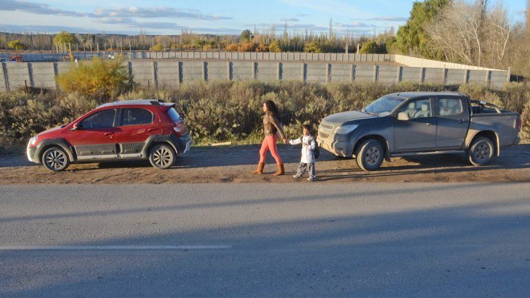 Cientos de chicos en Plottier conviven todos los días con un pozo de gas
