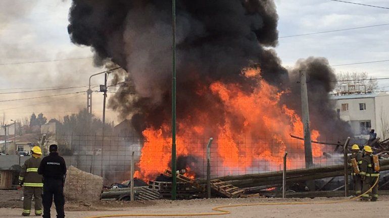 Un incendio consumió un depósito de Calf en  Copol