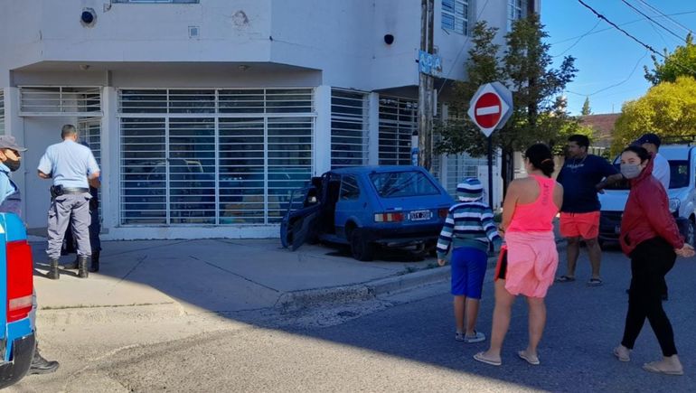 Un joven perdió el control de su auto y chocó contra un consultorio médico en San Martín y Automóvil Club Argentino.