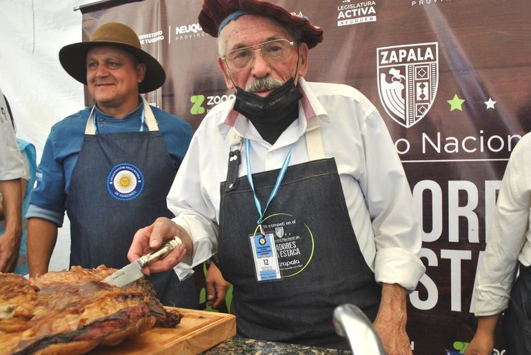 Tiene 88 años y sigue compitiendo con sus asados en Zapala