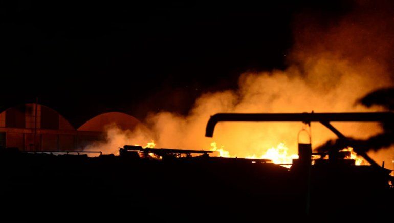 Una explosión desató un voraz incendio en una papelera sobre la Ruta 151