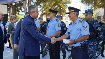El gobernador Rolando Figueroa presidió la actividad oficial donde se hizo entrega de equipamiento esencial para el trabajo diario de la Policía. El gobernador Rolando Figueroa presidió la actividad oficial donde se hizo entrega de equipamiento esencial para el trabajo diario de la Policía.
