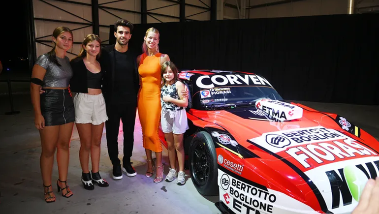 A puro lujo y con Nicole, Manu Urcera presentó su nuevo auto