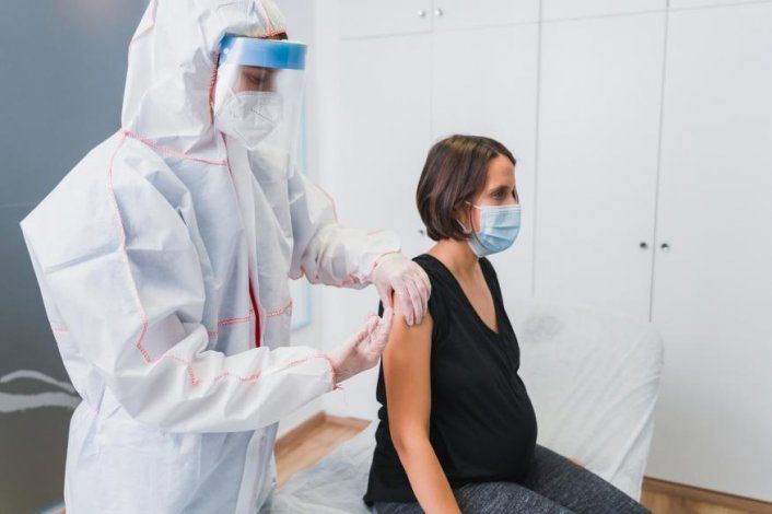 Covid-19: en EEUU recomiendan a embarazadas vacunarse