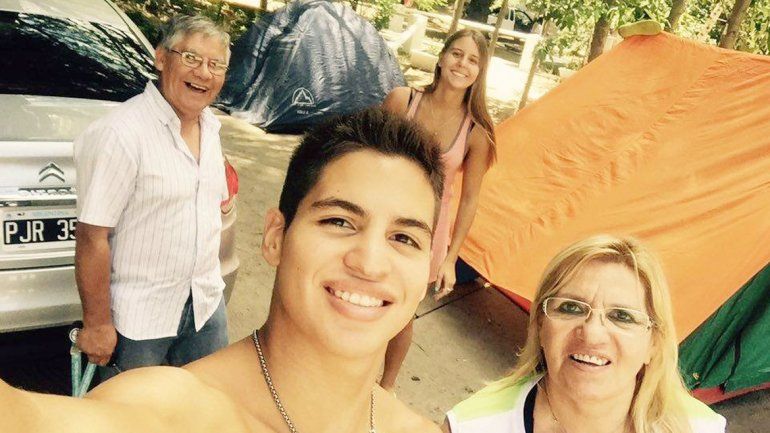 Agustín instalado en el camping con su madre