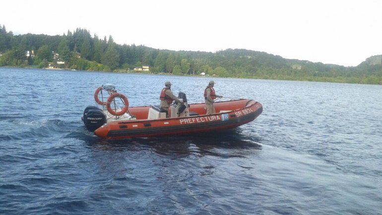 Con ayuda de un robot sumergible sigue la búsqueda de la niña en el lago