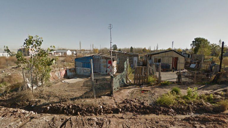 Una pareja del barrio San Lorenzo ayuda con tareas a los pibes para que no circulen por la calle durante la cuarentena por el coronavirus