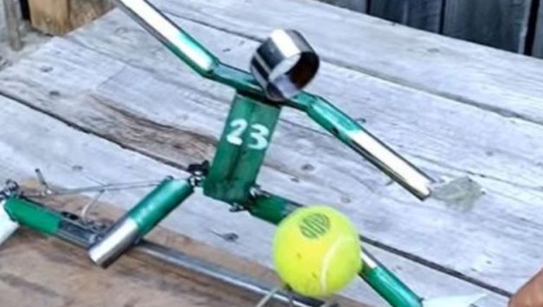 Un neuquino recreó la atajada del Dibu con chatarra de una reposera y se hizo viral