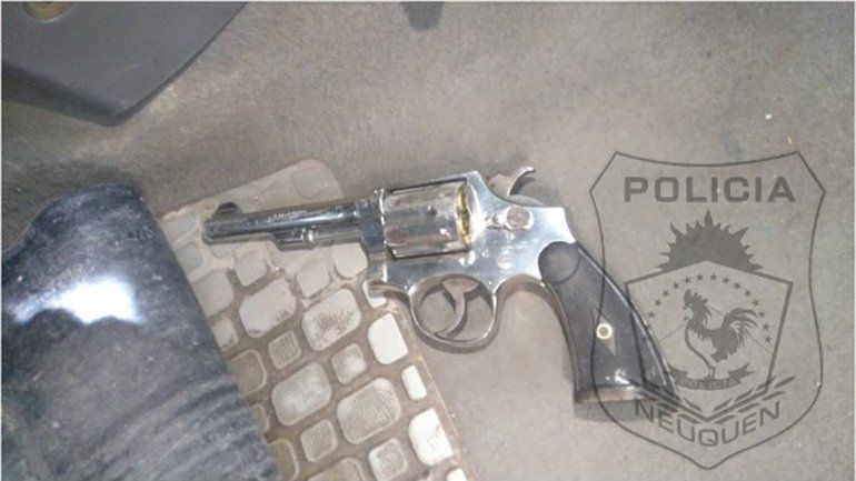 Le pidieron los papeles del auto, se enojó y le encontraron un arma