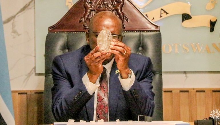 El presidente de Botsuana, Mokgweetsi Masisi, muestra el excepcional diamante de Lucara. El presidente de Botsuana, Mokgweetsi Masisi, muestra el excepcional diamante de Lucara.