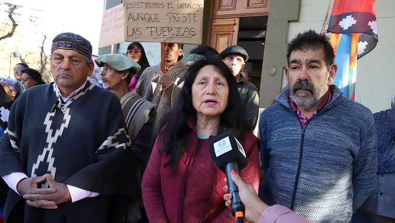 La protesta mapuche de las comunidades Melo y Quintriquieo frente a Casa de Gobierno, tras la cuenta regresiva por el desalojo. La protesta mapuche de las comunidades Melo y Quintriquieo frente a Casa de Gobierno, tras la cuenta regresiva por el desalojo.