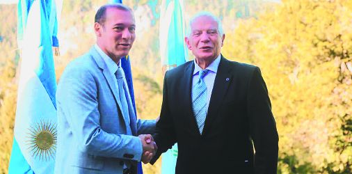 El gobernador Omar Gutiérrez, junto a Josep Borrell.