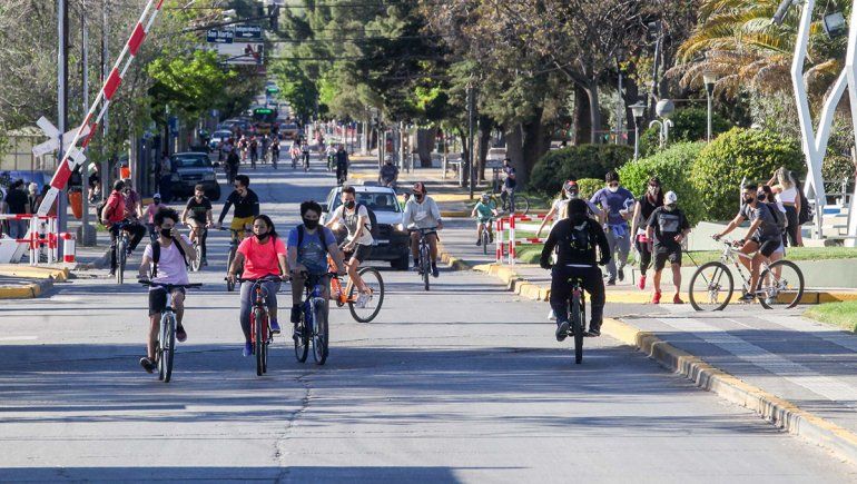 Sin autos, las calles neuquinas fueron una gran peatonal