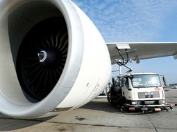 FOTO DE ARCHIVO: Un avión de carga Boeing 777 de Lufthansa neutral en carbono, operado con combustible ecológico para aviación (SAF), es repostado en el aeropuerto de Fráncfort, Alemania.