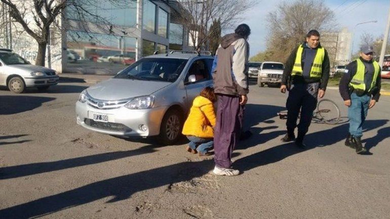 El ciclista de 74 años descendió de la multitrocha y fue arrollado por un Etios.