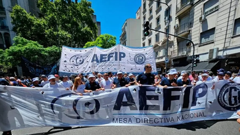 Los trabajadores de AFIP marcaharon ayer contra el cierre anunciado por el Gobierno.