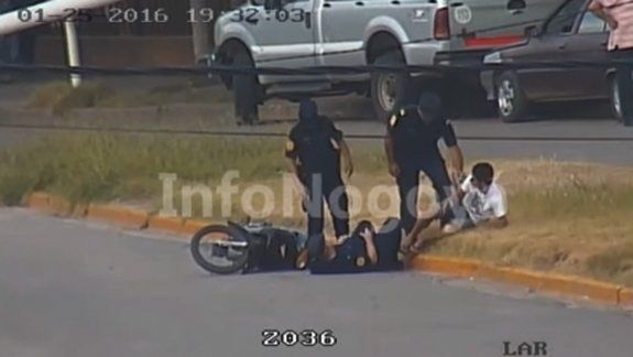 ¿Policía carancho simuló un accidente contra un joven?