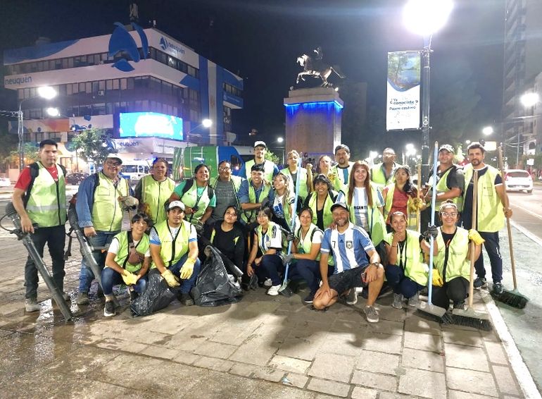 El centro quedó sucio pero los municipales limpiaron felices