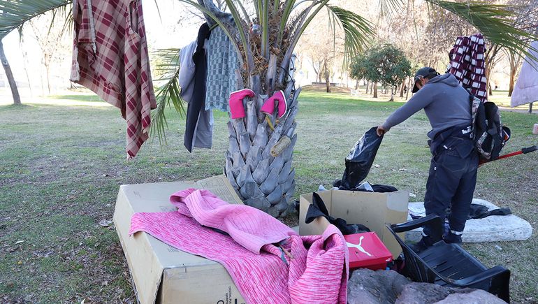 Personas en situación de calle deambulan por Neuquén: un grupo vive en el Parque Central