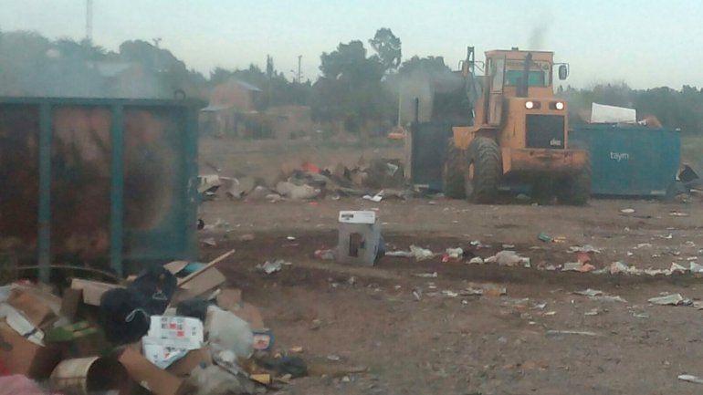 Volvieron a quemar los contenedores y el Municipio decidió retirarlos