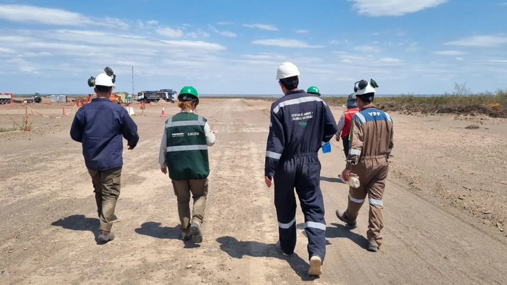 Técnicos del gobierno provincial fiscalizan el montaje de los sistemas de almacenamiento en Punta Colorada.