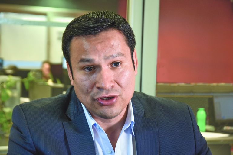 El ministro de Gobierno y Educación Osvaldo Llancafilo.